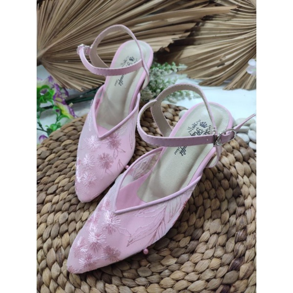 sepatu rafaizoutfit model Yumna pink tali 7cm.lancip