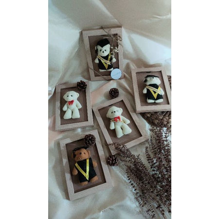 

KADO | FRAME BONEKA | HADIAH WISUDA | KADO ULANG TAHUN