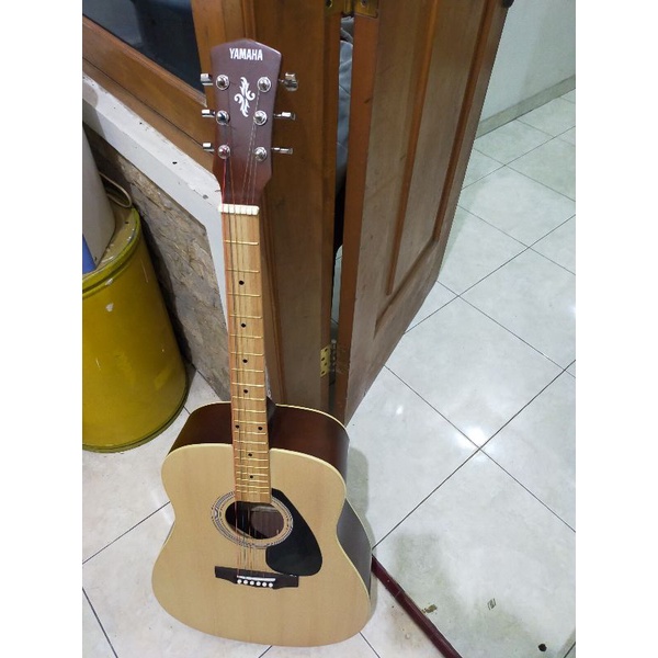 gitar akustik Yamaha jumbo tanam besi