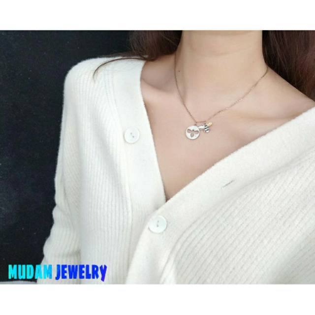 Kalung Titanium Swar Bee Kristal Merah dan Putih Rose Gold Lapis Emas 18K