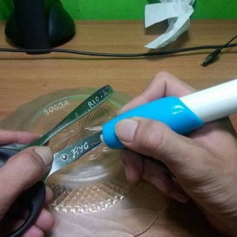 pengukir piring dan sendok