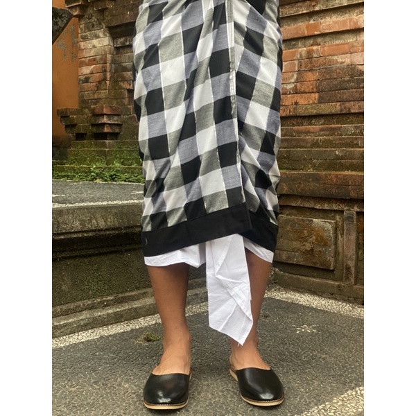 SAPUT POLENG KATUN TEPI HITAM BUSANA ADAT BALI