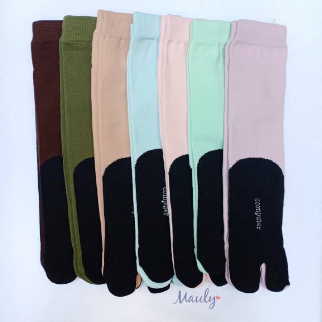 Kaoskaki jempol tapak hitam