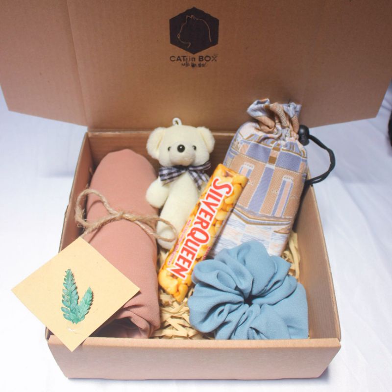 Hampers kado ulang tahun / Gift Box Cewek Hijab ulang tahun wisuda valentine dan lebaran