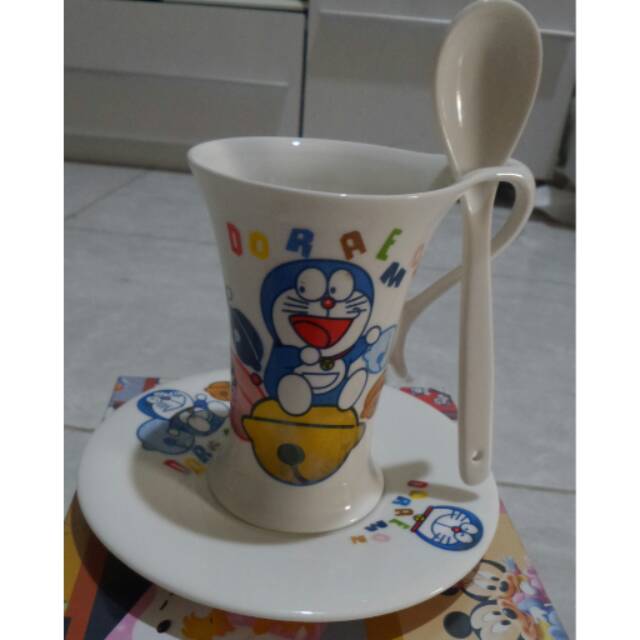 Gelas .sendok.piring kue keramik doraemon