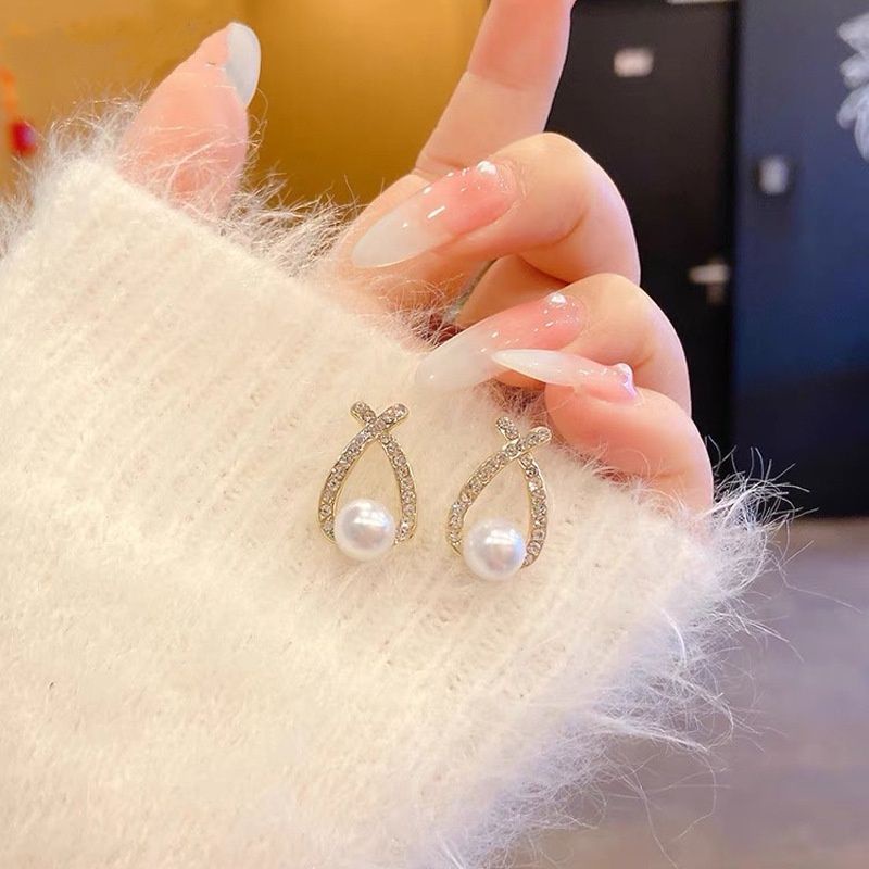 FerenHongXia Anting Tusuk Silver Model Silang Dengan Mutiara Gaya Korea Untuk Wanita