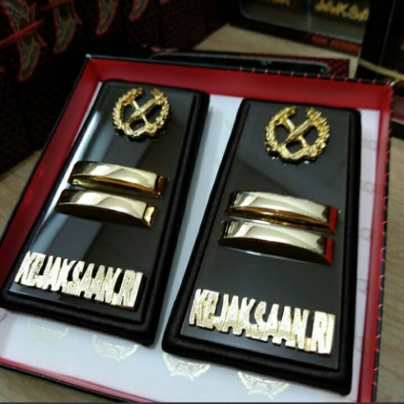 

Exclusive Pangkat Kejaksaan RI Gol 3b Dasar Akrilik dan Logam Timbul