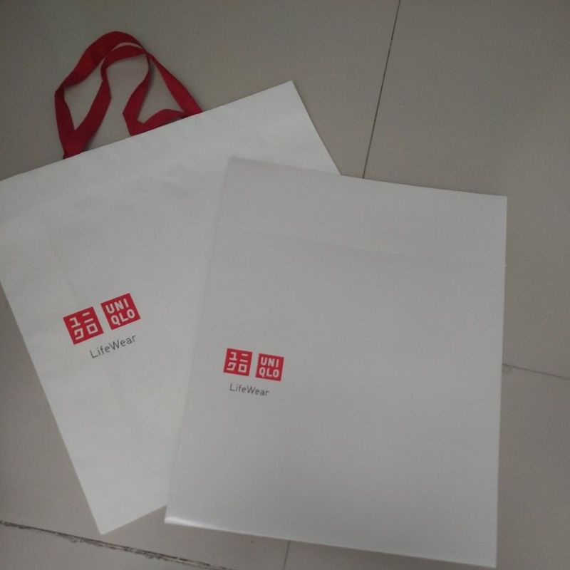 

gift box dan paperbag uniqlo putih large