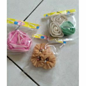 bross bunga kain dan akrilik