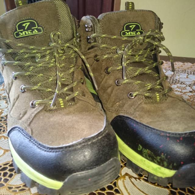 Sepatu gunung SNTA