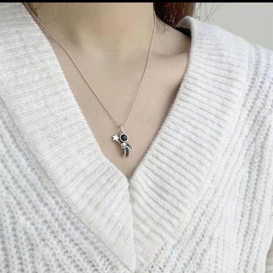 Kalung Rantai Klavikula Liontin Astronot Unik Bahan Titanium Steel Gaya Korea Untuk Pasangan