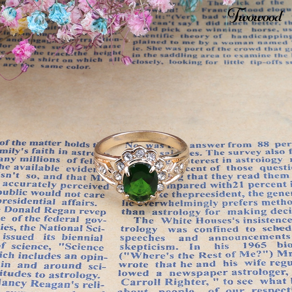 Perhiasan Cincin Wanita Aksen Emerald Berlian Imitasi Gaya Vintage Untuk Pesta