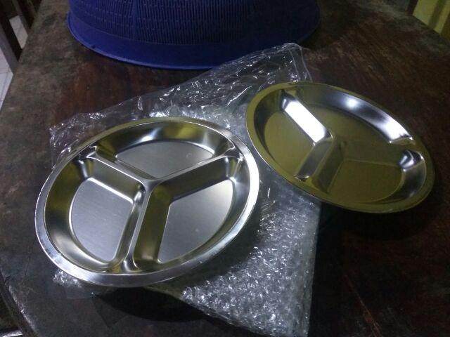 Piring Makan Bentuk Bulat Bahan Stainless Steel Dengan 3 Sekat Ukuran 22 / 24 / 26cm