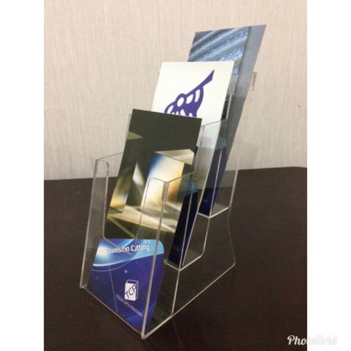 

Acrylic tempat display brosur ukuran A6 3susun