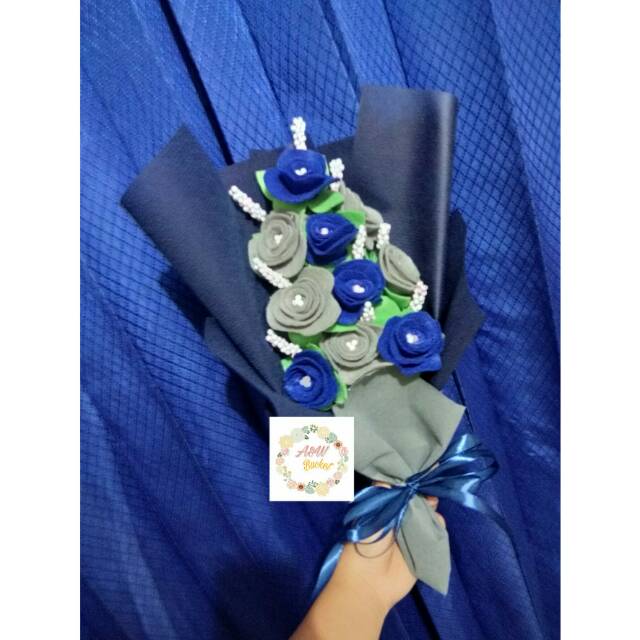 Bucket buket bouquet bunga flanel hadiah kado wisuda sidang anniversary ulangtahun lamaran valentine