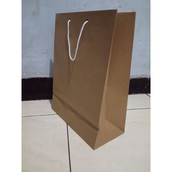 

Paper Bag polos coklat / tas kertas belanja / ukuran p x l x t/20x12x25 + sablon
