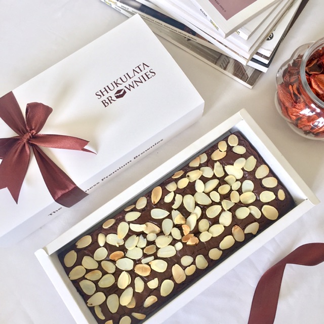 

Premium fudgy brownies topping almond
