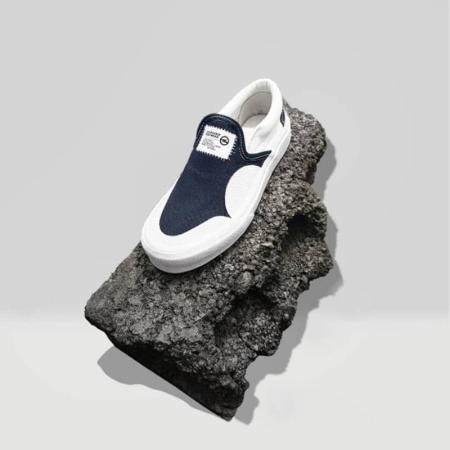 SLIP ON BLACK WHITE LOSING GRIP