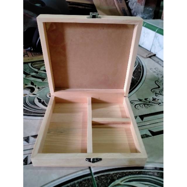 

Kotak akrilik 17x17x7cm