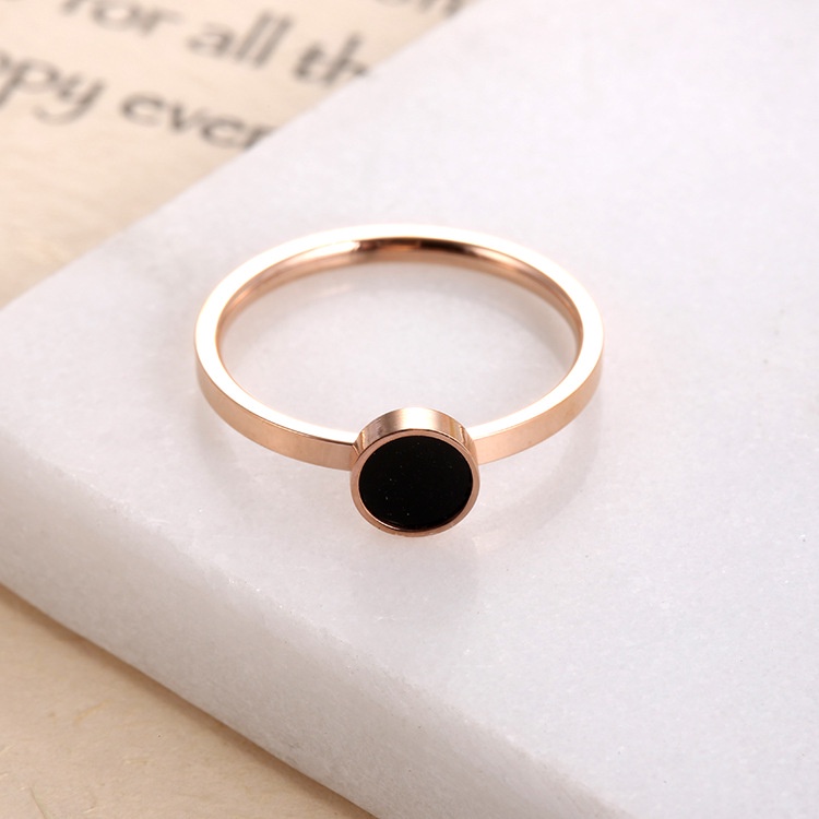 Cincin Titanium Premium Lapis Emas 18K Bentuk Bulat Bahan Warna Hitam Bulgar