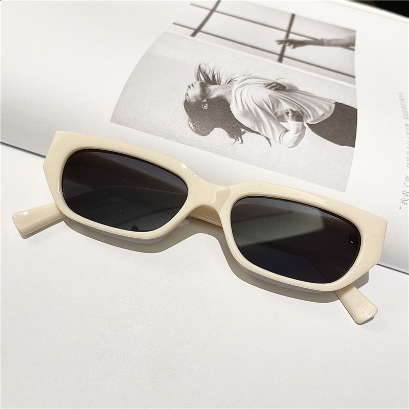 INS Kacamata Hitam Wanita Small Frame Square for Women and Men