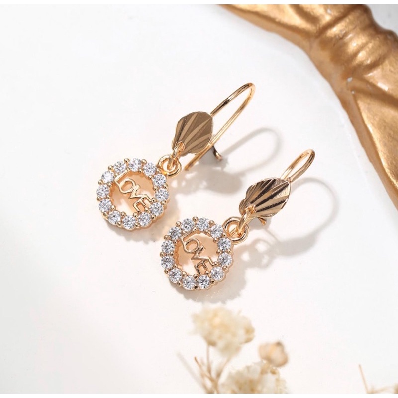 Anting kait bulat love tulis perhiasan wanita titanium gold