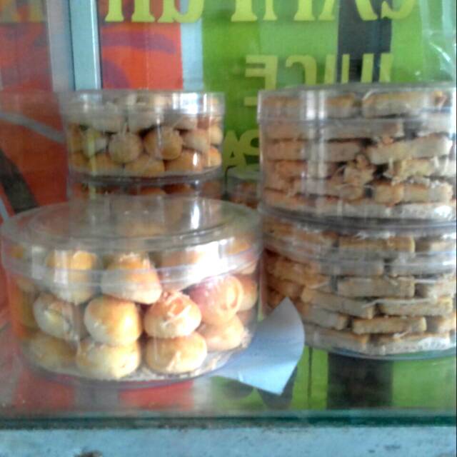 

Kue nastar dan kue keju kastengel