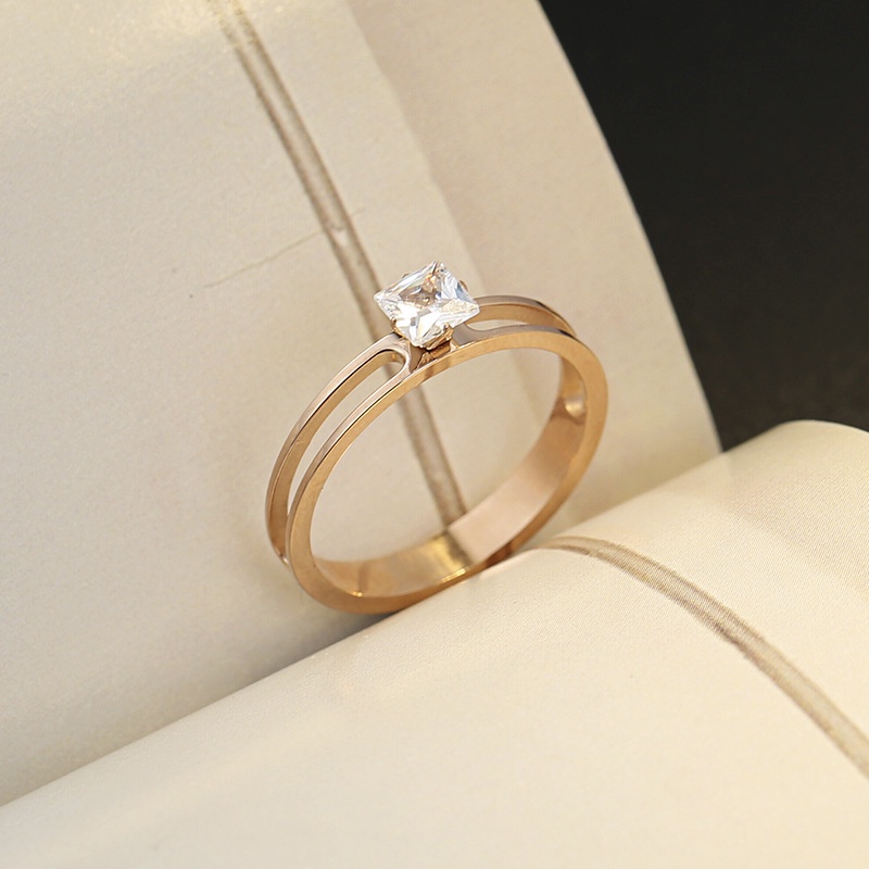 Cincin Berlian Kristal Persegi Bahan Titanium Steel Warna Rose Gold Untuk Wanita