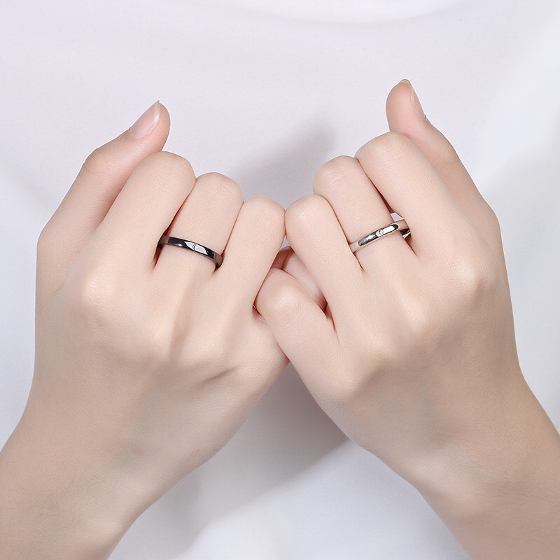 2pcs / Set Cincin Pasangan Pria Dan Wanita Bahan Sterling Silver Warna Hitam Dan Putih Untuk Hadiah Valentine