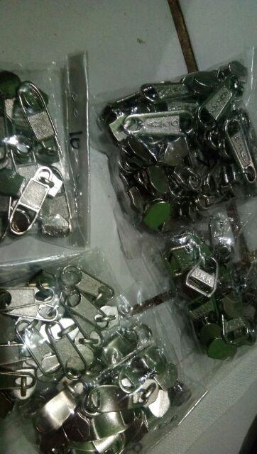 Kepala Resleting Untuk Rel Plastik No 5 Segitiga Nikel Puller Silver Hrg = Rp. 350 Minimal 100pcs