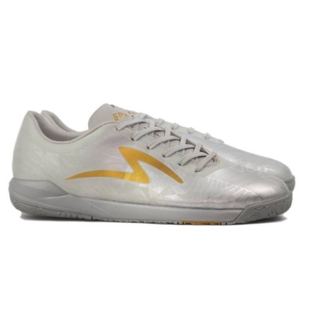 sepatu futsal SPECS 401036 SWERVO DYNAMITE 19 IN-SILVER / LITE GREY /GOLD