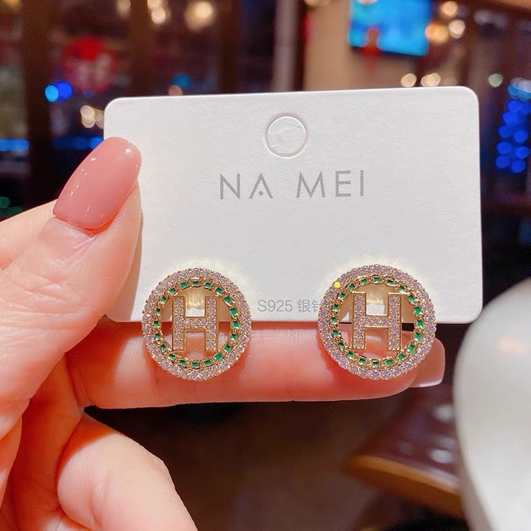 Anting Tusuk Motif Huruf H Hias Berlian Imitasi Ala Korea Untuk Wanita