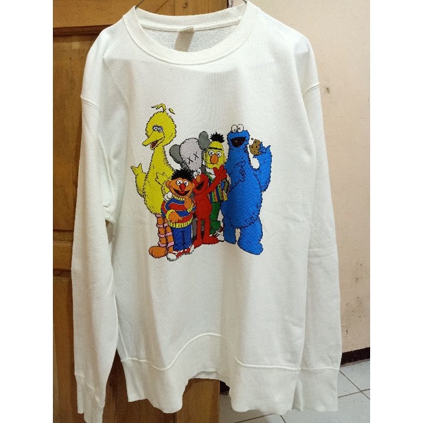 crewneck UNIQLO x KAWS sesame street
