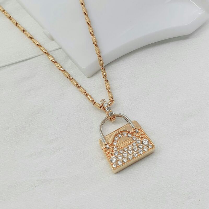 Liontin tas Di*r 375