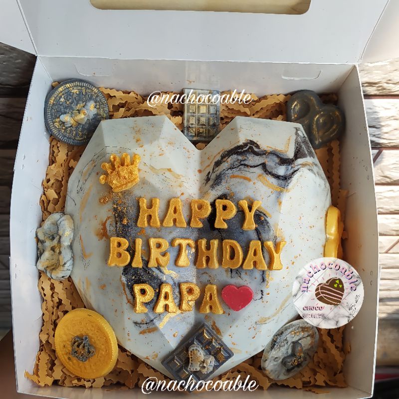 

Pinata cake black and white