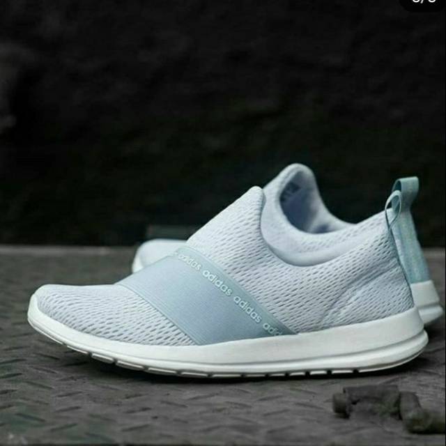 Sepatu slip on  adidas wanita