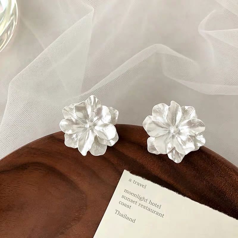 Anting Stud Desain Bunga Putih Gaya Korea Minimalis Elegan Untuk Wanita