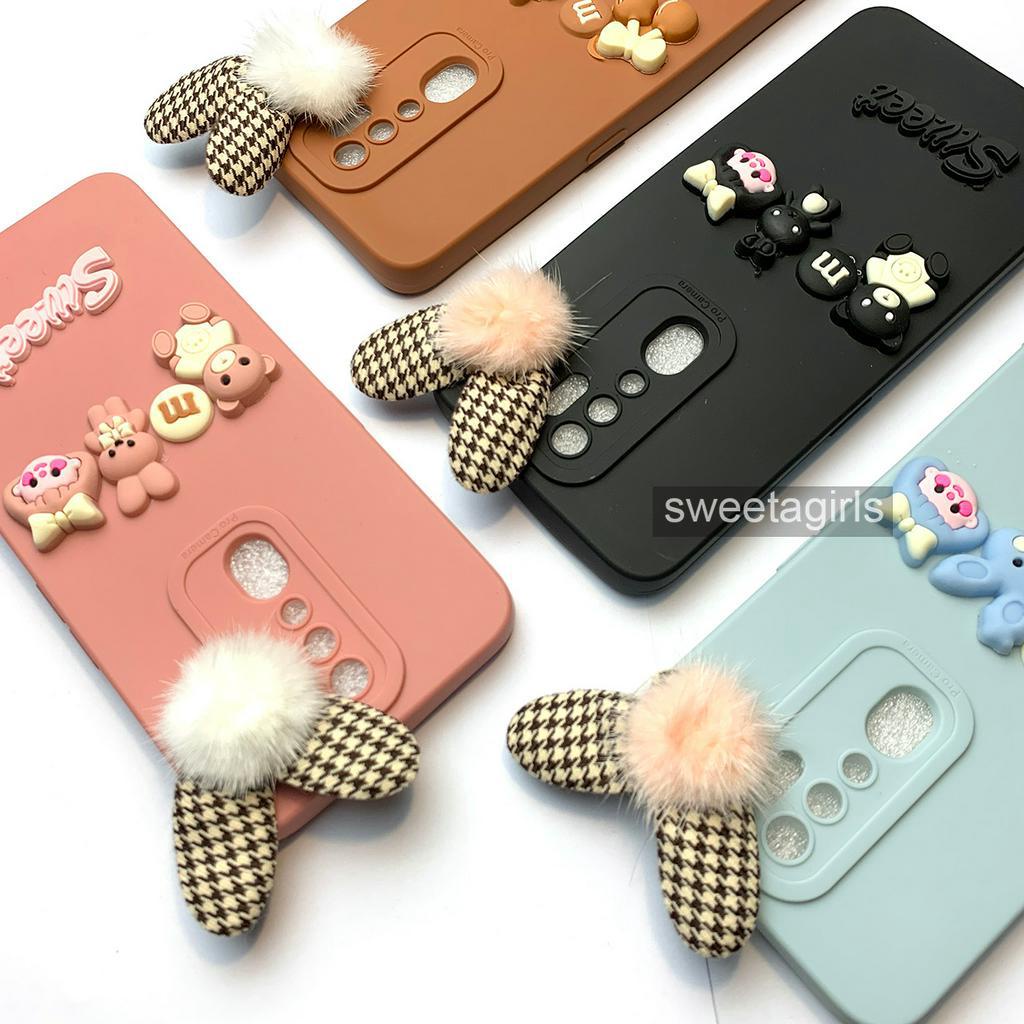 Softcase dengan boneka Timbul 3D untuk Oppo A5 (2020) - A9 (2020) ( Sama ) - Sweetacase.id - Casing Lucu - Kesing Cewek - Casing Lembut - Aksesoris Boneka Timbul - Case Bening - Lucu - Gemoy - pom pom