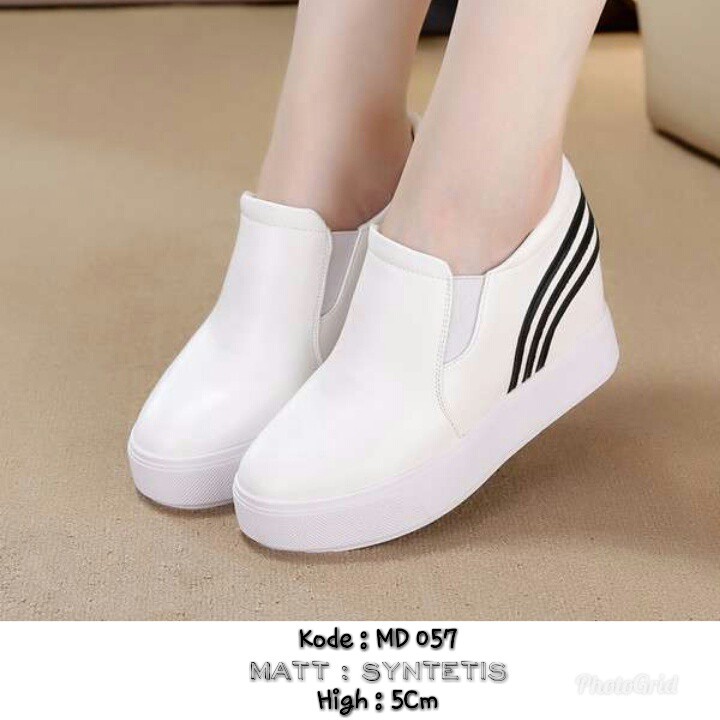 F (MD 057) PUTIH - SLIP ON WEDGES