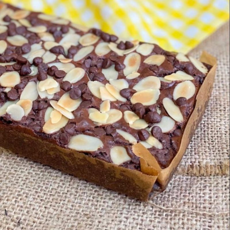 

ALMOND CHOCO CHIP BROWNIES