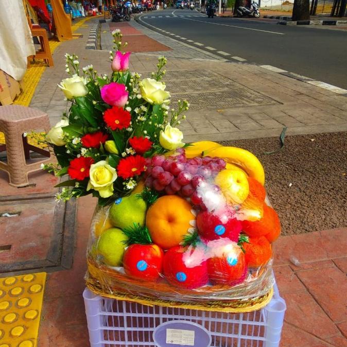 

BISA BAYAR DITEMPAT parcel buah-buahan custom bunga HEMAT