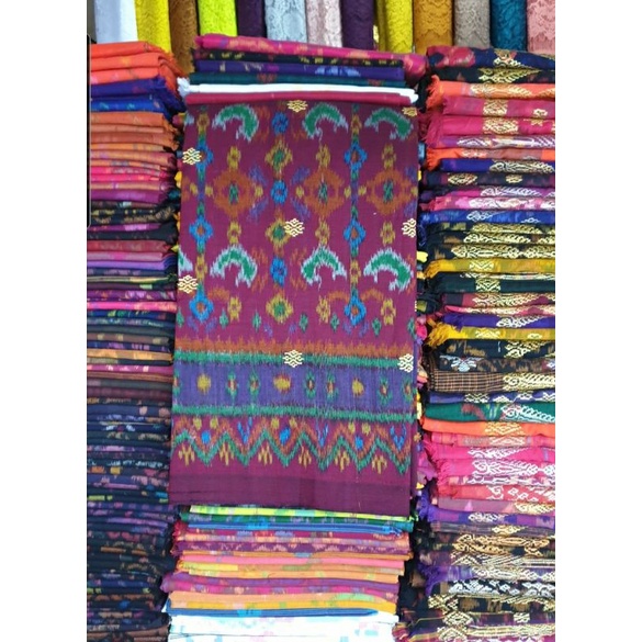 Kamen Endek Palembang dengan Selendang dan Tretes Emas