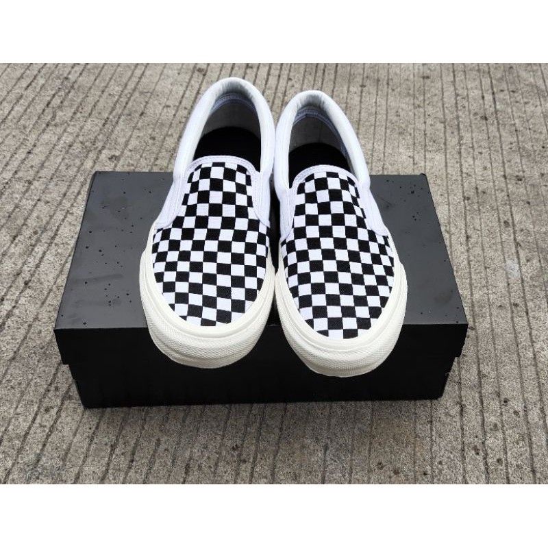 SEPATU POLOS CHECKERBOARD TERLARIS