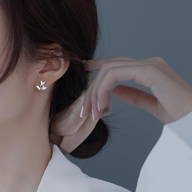 1 Pasang Anting Stud Bentuk Kupu-Kupu Bahan S925 Silver Anti Alergi Untuk Wanita