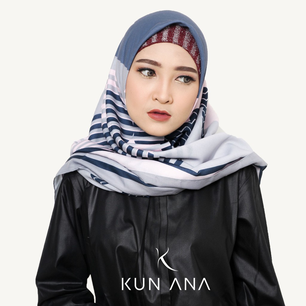  KERUDUNG SCARF VOAL SEGI EMPAT KUN ANA MOTIF MICKEY 02 