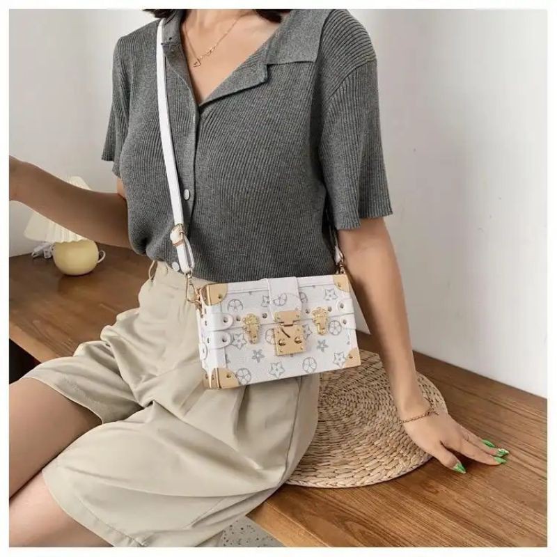 

Kode ELJ 5306IDR : 155 rb Bahan : Kulit PU ukuran: 12 x 19 x 5 cm Warna : White, Coffee