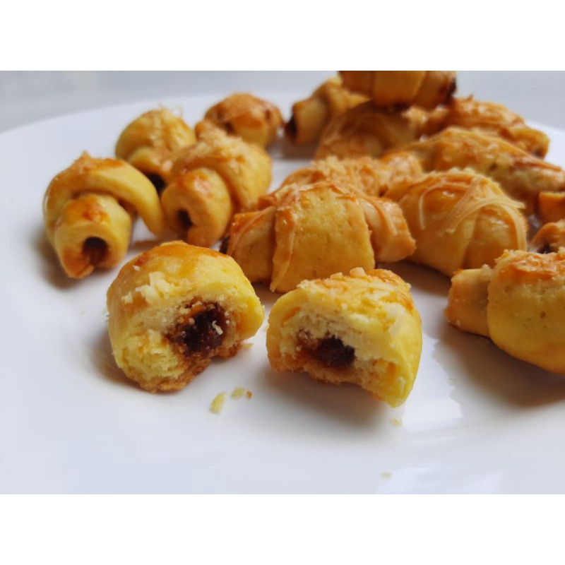 

Nastar Adonan Gurih Isi Selai Nanas, Roti Tanduk by Ratu Snack