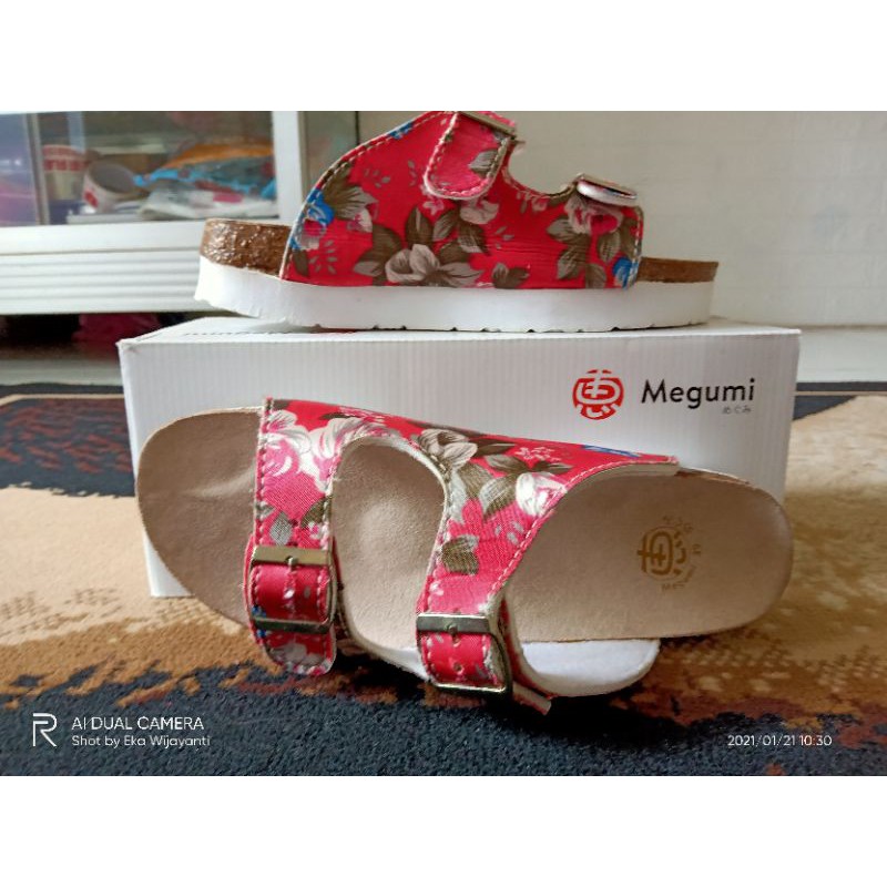 sandal Megumi