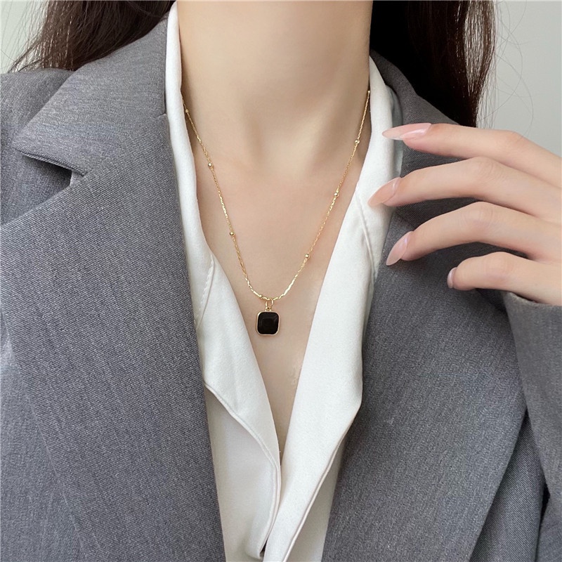 Kalung Rantai Clavicle Simple Dengan Liontin Persegi Warna Hitam Untuk Wanita