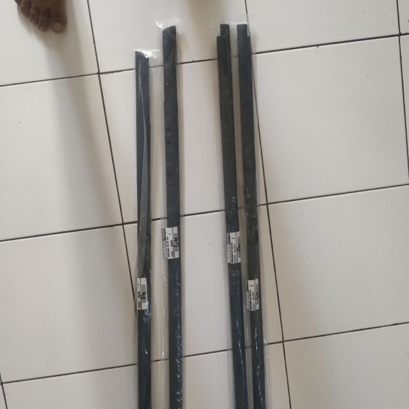 Pelipit Kaca Luar Nissan Xtrail T30 Original / Pelipit Karet Kaca Pintu Xtrail T30 / Xtrail T30 / Te